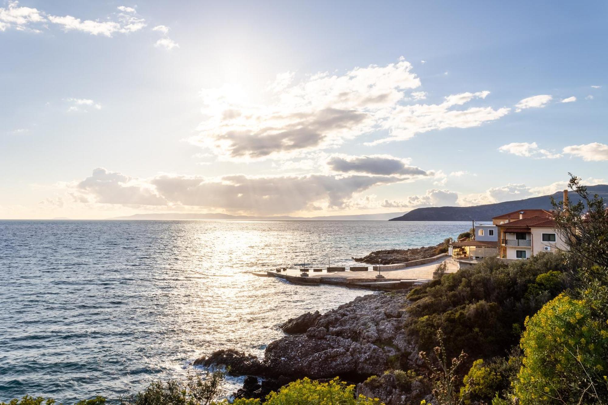 Sunset Serenity - Kardamili Seaside Getaway ภายนอก รูปภาพ
